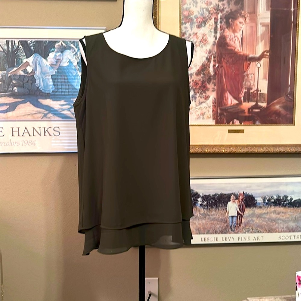 Layered top NWT green